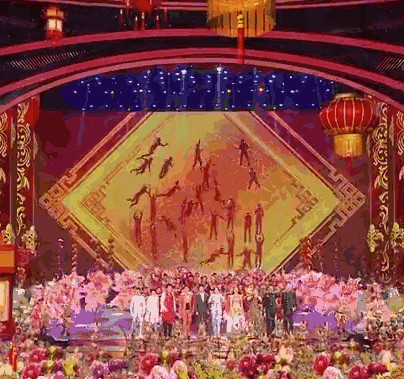 夜幕降临,这年夜饭的大幕那就拉开了 长幼有序挨个落座之后 总要先请