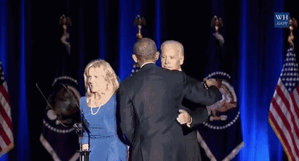 奥巴马给拜登发勋章 白宫