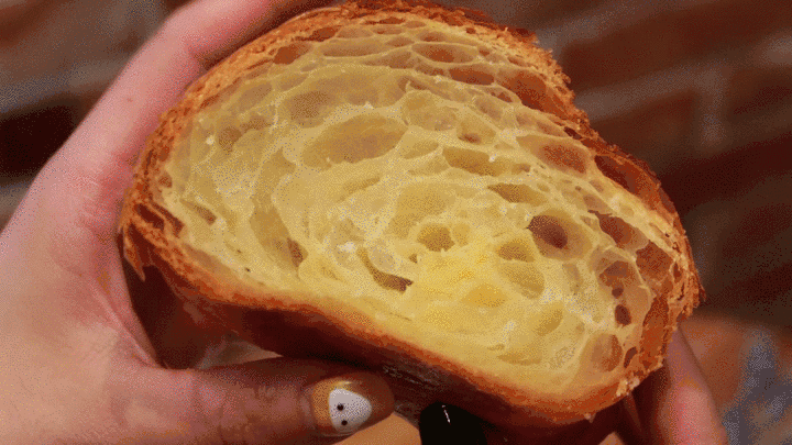 探店| 这家面包店竟然把一整只鸡腿塞到面包里!