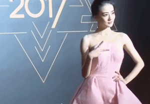 这种天气,女明星竟然只穿层纱?