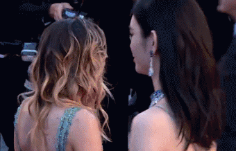 同样是在《每分钟120击》的首映 暮光女克里斯汀-斯图尔特顶白色寸头