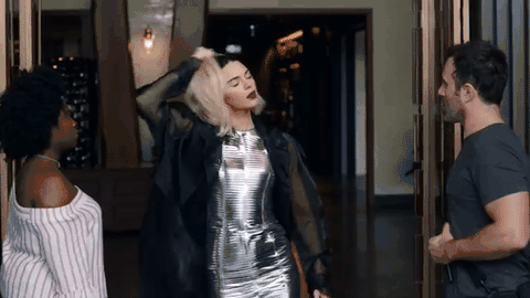 上个月的met gala,卡抽亮相时还是一颗宇宙最亮的光头,近期突然就