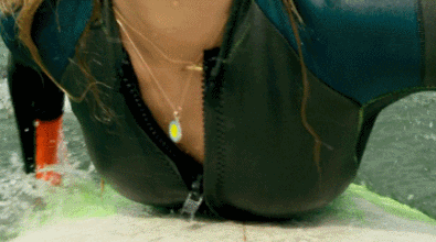 吹着海风踏着浪,不晒黑才怪呢.