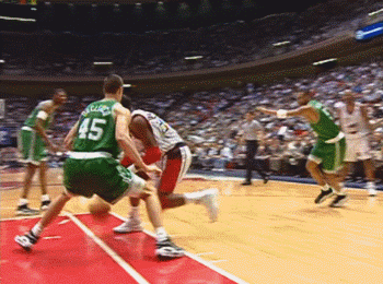 每年夏天的休赛期,无论内线还是外线球员,都会向奥拉朱旺请教一番脚步