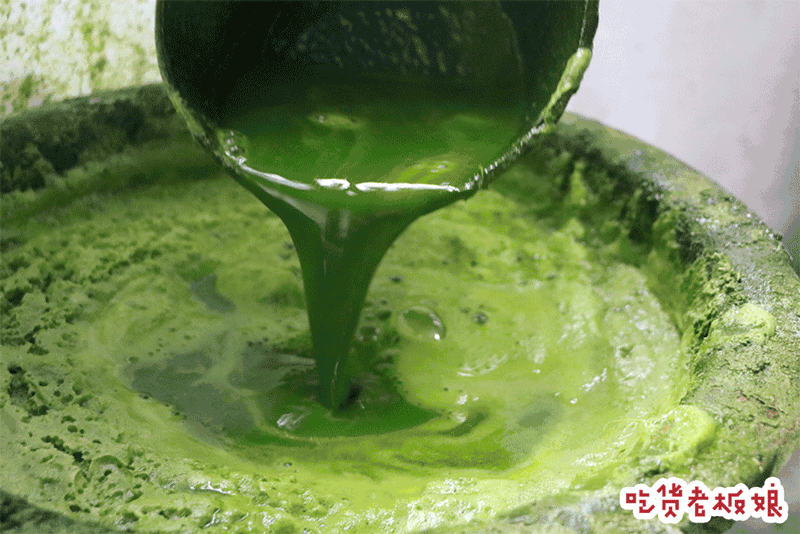 榨完汁就要开始炒豆沙了,这可是个力气活,满满一车的豆沙光想想就能