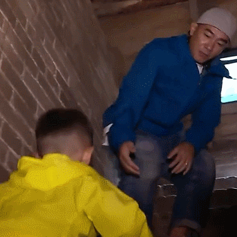 于是我们就看到,陈小春从最开始那个暴躁又没耐心的爸爸: 看了陈小春