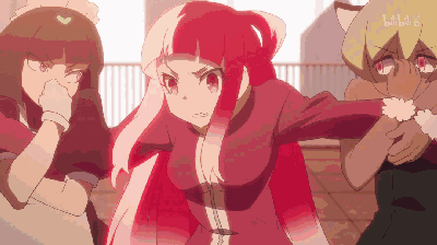 妹子们当街被扒衣服,居然还很感激!