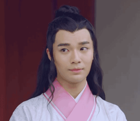其实吧,上面都是戏中的造型在生活中,李岱昆是个热衷于健身,拥有一身