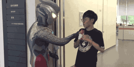 比如奥特曼耍酷