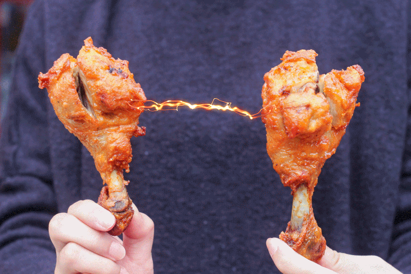 刚炸出来的鸡腿拿在手中份量十足,跟外面的妖艳贱货可不一样,吃一口就