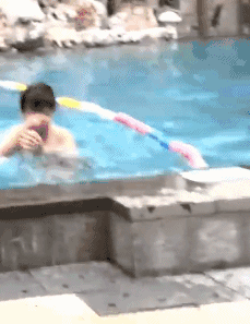 王俊凯游泳时被偷拍，愤怒到向摄像机泼水！