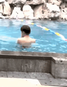 王俊凯游泳时被偷拍，愤怒到向摄像机泼水！