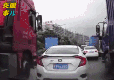 在路上遇到大货车大型车辆四周存在不少盲区和大货车肩并肩等于玩命!