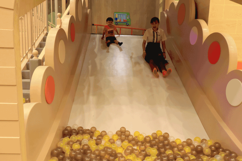 高达8米的螺旋滑梯