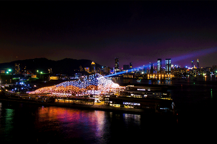 沐浴在晚霞中的母港近在眼前 夜幕降临后点亮霓虹灯的蛇口港 更是明艳