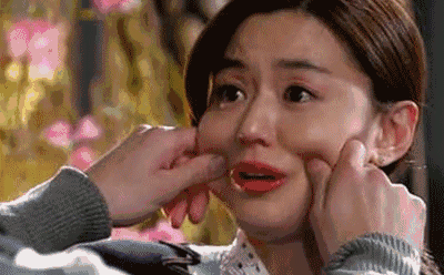 下巴不够长  使得脸部呈现圆形或菱形  五官不立体,尤其是鼻子不够翘