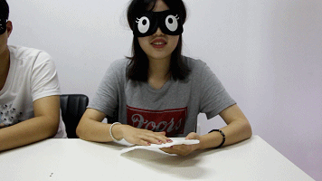 两男生公然在办公室偷摸卫生巾!他们竟还说