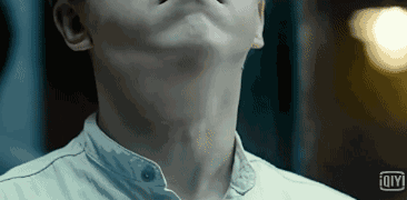 在《记忆大师》里,导演甚至还给了 他吞下刀片后喉咙的特写