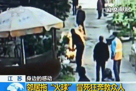 【视界】老恶心了!网购羽绒服里竟掉出一只活生生的.