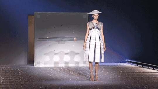 時尚新科技！雨淋之後反而變成一件更美麗的衣服