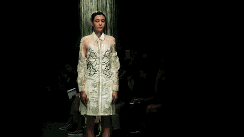 時尚新科技！雨淋之後反而變成一件更美麗的衣服