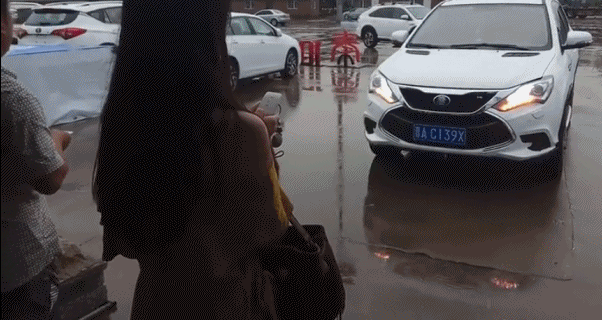 下雨天,美女车主是这样让比亚迪唐来接驾的!