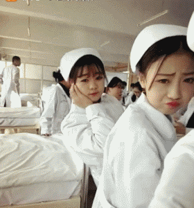 妹子该上课的时候就好好上课,别瞎玩了