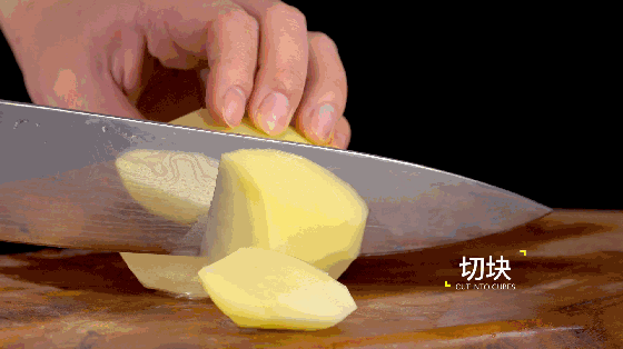 排骨500g/土豆2个/胡萝卜2根 香叶2片/八角1个/桂皮1小片 料酒1大勺