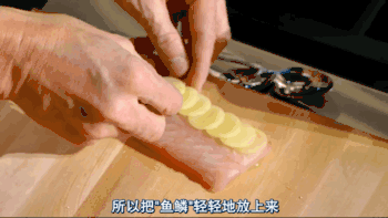 小心地把带着