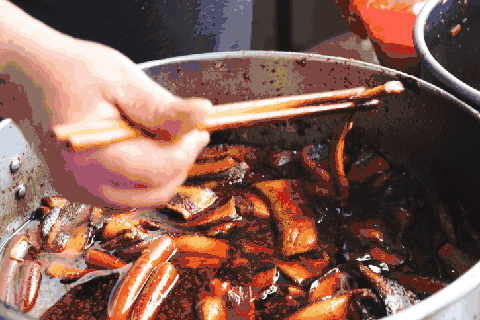 胖胖的老板双臂纹身