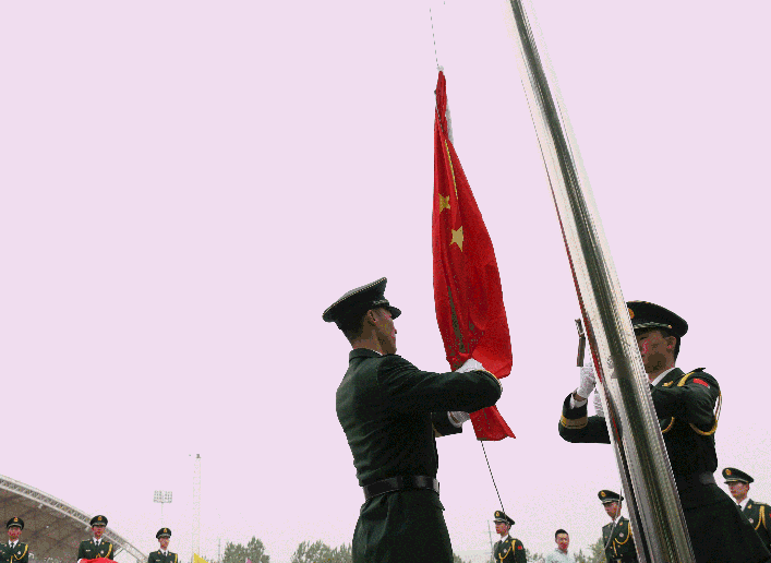 我们可能没有时间去参看祖国首都升旗仪式,但10月1日,营口万达广场