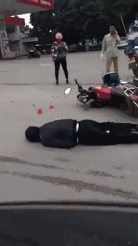 不作死就不会死,这结局真的自作自受 - 车祸gif动图