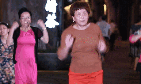 但是最让人尴尬的是,那一群群时不时探头探脑的广场舞大妈——