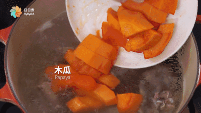 将木瓜去皮切件;葱切段;鱼尾洗净擦干后,用盐,胡椒粉及绍兴酒腌15