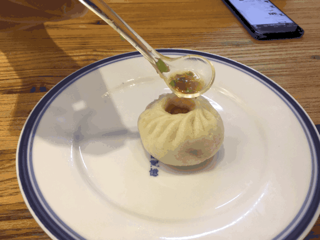 嘉兴人甘愿排队半小时 就想吃一笼刚出炉的肉包子!