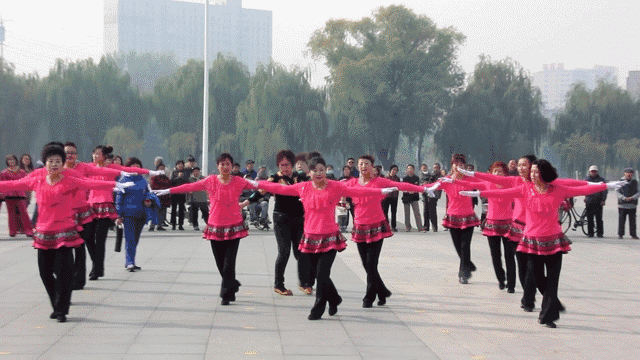 来吉象吧 老年人的活动中心,除了早晚去广场跳跳广场舞以外,就是待