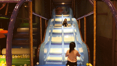 (孩子们愉快的滑滑梯)