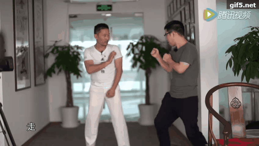 最后赵老师让嘉宾加上腰马合一和出拳方向 让嘉宾打出了厚重