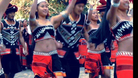 老了不跳广场舞,抽旱烟,这个森林里长出来的小城每天都过节