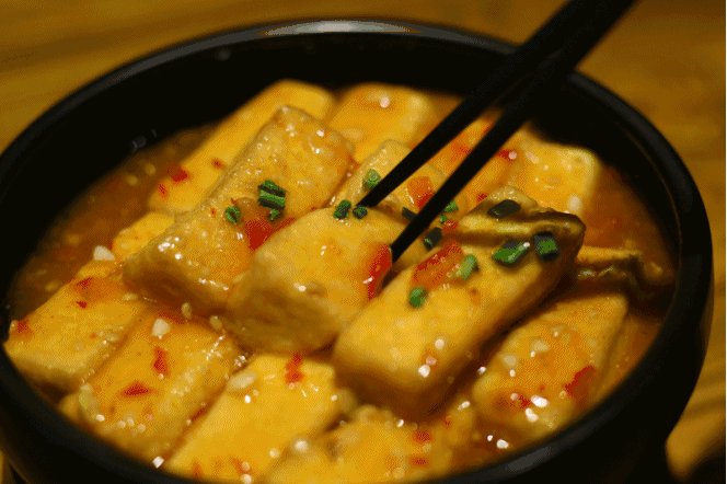 鱼片蘸满酸菜汤汁,香辣酸爽,美味指数五颗星 挂满金黄透亮汤汁的豆腐