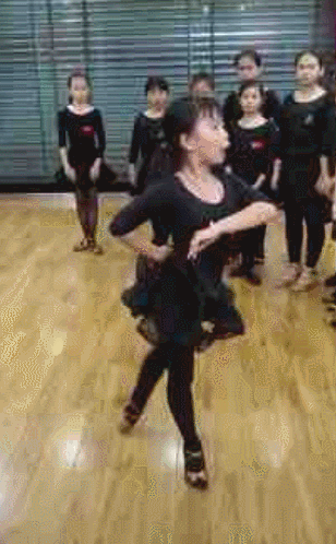 现在的小孩学舞蹈都这么拼?最后一个跳成了一组表情包