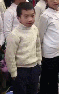 张大嘴翻白眼 抢镜第二招 狡黠不失机灵的小眼神 抢镜第三招 挑眉