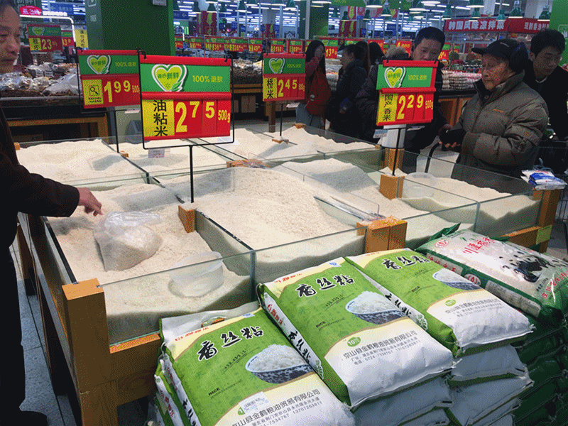 我们可以看到满满当当的大米货架