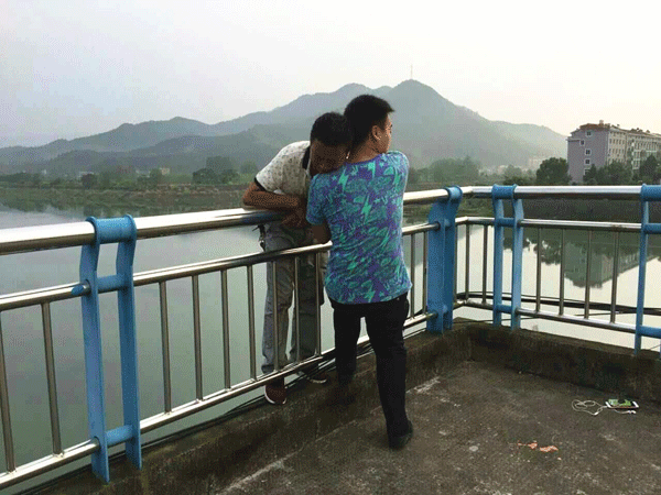 一男子欲跳河轻生,幸亏路人及时搭救.
