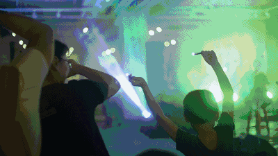 人,一把吉,一个箱鼓走过了两年多 表演曲目: 她妈妈不喜欢我 grenade