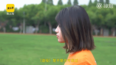 的萌妹子 这是许多球迷对她的印象 在赛场内外 都是个爱笑的小女孩