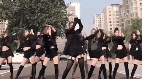 其次,要在腿上下功夫, 肉色丝袜配长靴,或者是皮裤配露脚背的高跟鞋