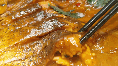 筷子探入其中,夹起一块白嫩的鱼肉