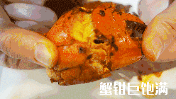 海鲜的鲜香, 蟹腿表面微硬,内里丰腴,蟹肉鲜甜, 连螃蟹壳子都是好吃的
