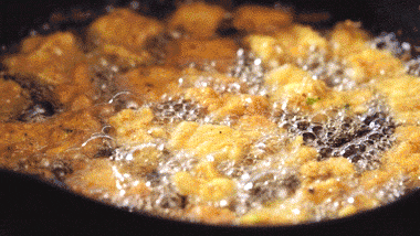 4,再次入油锅,复炸30秒,可以使酥肉变得更酥脆.